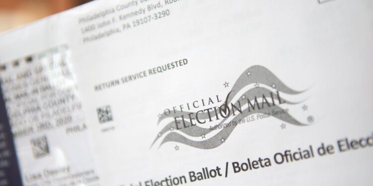 Un votante tiene una boleta de las elecciones presidenciales en Filadelfia, Pensilvani. EFE/EPA/TRACIE VAN AUKEN/Archivo