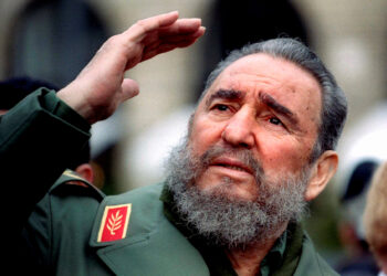 Cuba's President Fidel Castro gestures during a tour of Paris in this March 15, 1995 file photo. Ailing Cuban leader Castro said on February 19, 2008 that he will not return to lead the country, retiring as head of state 49 years after he seized power in an armed revolution.  REUTERS/Charles Platiau/Files    TPX IMAGES OF THE DAY