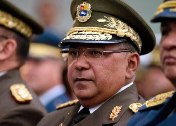 ARCHIVO - En esta foto de archivo del 17 de diciembre de 2015, el entonces comandante de la Guardia Nacional de Venezuela, general Néstor Reverol asiste a una ceremonia en Caracas, la capital venezolana. El martes 2 de agosto de 2016, el presidente Nicolás Maduro designó a Reverol como nuevo ministro del Interior, un día después de que fiscales en Estados Unidos lo acusaran de recibir pagos para facilitar el narcotráfico. (AP Foto/Fernando Llano, Archivo)