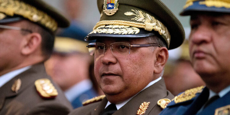 ARCHIVO - En esta foto de archivo del 17 de diciembre de 2015, el entonces comandante de la Guardia Nacional de Venezuela, general Néstor Reverol asiste a una ceremonia en Caracas, la capital venezolana. El martes 2 de agosto de 2016, el presidente Nicolás Maduro designó a Reverol como nuevo ministro del Interior, un día después de que fiscales en Estados Unidos lo acusaran de recibir pagos para facilitar el narcotráfico. (AP Foto/Fernando Llano, Archivo)