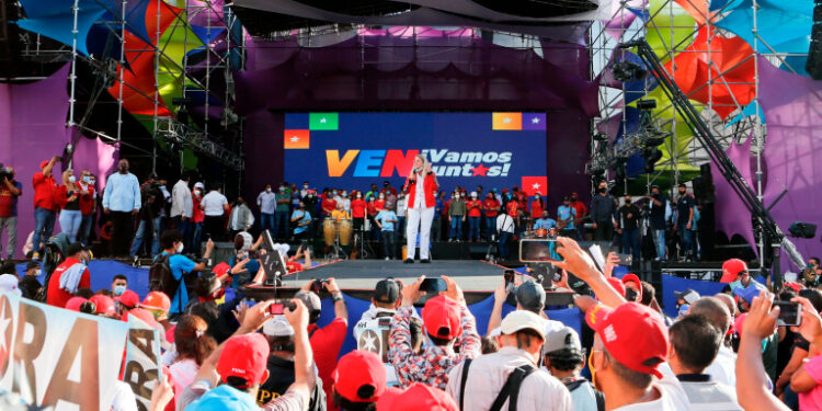 AME7588. CARACAS (VENEZUELA), 12/11/2020.- Fotografía cedida por Prensa Miraflores que muestra a la primera dama Cilia Flores mientras participa en un acto de campaña de candidatos a diputados a la Asamblea Nacional del Partido Socialista Unido de Venezuela (PSUV), el 3 de noviembre de 2020 en Caracas (Venezuela). Un estadio repleto de personas apiñadas, mostrado en televisión nacional, ha sido un giro en la dinámica de Venezuela, donde hasta hace poco se encarcelaba a quienes se reunían para festejar. Ahora la fiesta es electoral y nadie se preocupa por la pandemia pues se busca captar votos para las legislativas de diciembre. EFE/Prensa Miraflores / SOLO USO EDITORIAL /NO VENTAS