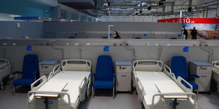 Una vista muestra una Unidad de Cuidados Intensivos en el nuevo hospital "Enfermera Isabel Zendal" durante su inauguración en Madrid, España. (REUTERS/Sergio Pérez).