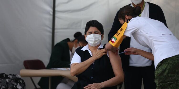 Personal médico recibe hoy la vacuna de Pfizer contra la covid-19, en Ciudad de México (México). EFE/Sáshenka Gutiérrez