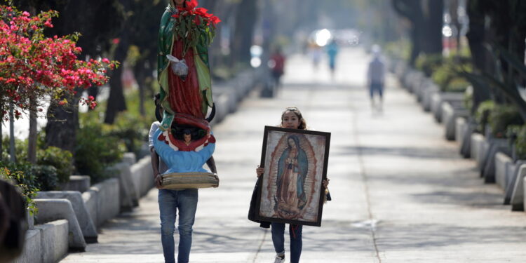 Fieles cargan con imágenes de la virgen cerca de la Basílica de Guadalupe, 12 de diciembre de 2020
Gustavo Graf / Reuter