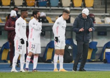 El DT del Real Madrid, Zinedine Zidane, da instrucciones a sus jugadores en la derrota ante el Shakhtar Donetsk por el Grupo B de la Liga de Campeones, en el NSC Olimpiyskiy, Kiev, Ucrania - Deciembre 1, 2020 REUTERS/Gleb Garanich