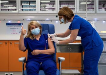 Esfstathia Kampisiuli, enfermera en la unidad de cuidados intensivos del hospital Evangelismós. Foto EFE.