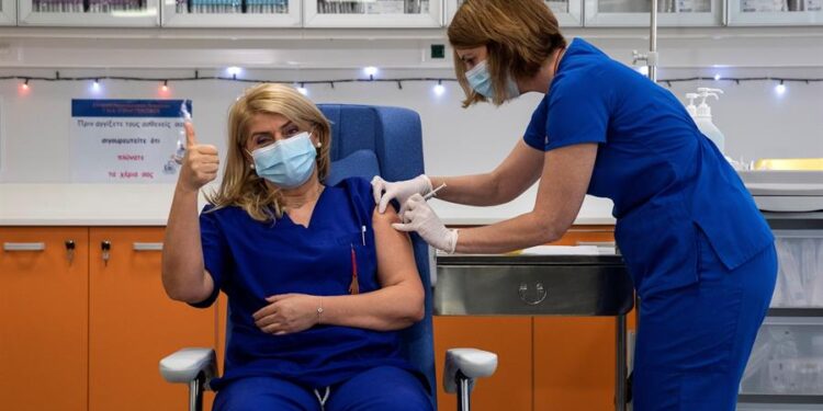 Esfstathia Kampisiuli, enfermera en la unidad de cuidados intensivos del hospital Evangelismós. Foto EFE.