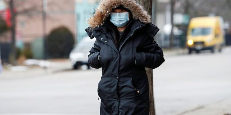 Imagen de archivo de una mujer usando una máscara luego del brote del nuevo coronavirus, en Chicago, Illinois, Estados Unidos. 30 de enero, 2020. REUTERS