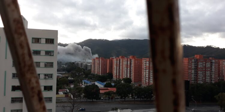 Incendio, Fuerte Tiuna. Foto @Josparra2