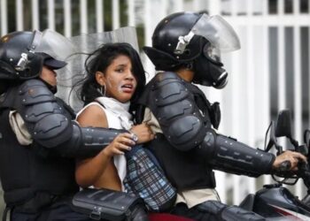 Manifestante detenida por cuerpos de seguridad de la dictadura.