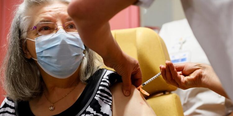 Mauricette, una exasistenta de hogar de 78 años, Francia vacuna Coronavirus. Foto EFE.