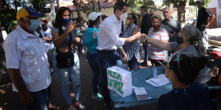 Pdte. (e) Juan Guaidó Consulta Popular, Caraballeda, Vargas. Foto Vero Ravelo.