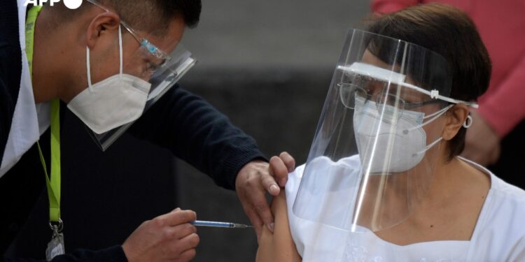 Vacuna COVID-19 México, enfermera. Foto AFP Pedro Pardo.