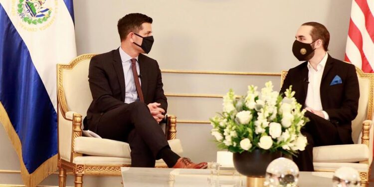 Fotografía cedida que muestra al secretario interino de Seguridad Nacional de Estados Unidos, Chad Wolf (i), y al presidente de El Salvador, Nayib Bukele (d), durante una reunión en Casa Presidencial en San Salvador, El Salvador. El Departamento de Seguridad Nacional de los Estados Unidos (DHS) anunció que los Estados Unidos y El Salvador han concluido los acuerdos para la implementación del Acuerdo de Cooperación de Asilo (ACA) firmado en septiembre de 2019. En virtud del ACA, algunos migrantes que soliciten asilo o protección humanitaria similar en la frontera de los Estados Unidos serán transferidos a El Salvador para que busquen protección en ese país. EFE/Cortesía Embajada de Estados Unidos