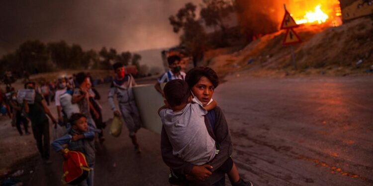 Niños refugiados de campo en llamas de Moria protagonizan Foto del Año UNICEF