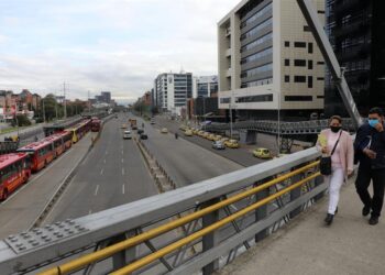 Vista de una avenida con baja circulación vehicular hoy, viernes durante el inicio de confinamiento obligatorio en Bogotá. EFE/ Carlos Ortega