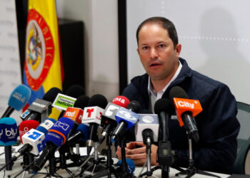 En la imagen un registro del director general de Migración Colombia, Juan Francisco Espinosa, quien indicó que en medio de la pandemia el cierre de pasos terrestres y fluviales de frontera con Panamá, Ecuador, Perú, Brasil y Venezuela se extendió hasta el próximo 1 de marzo. EFE/Mauricio Dueñas/Archivo