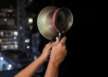 Una persona fue registrada este viernes al participar en un cacerolazo como protesta al manejo que el presidente de Brasil, Jair Bolsonaro, ha dado a la pandemia del covid-19, en Río de Janeiro (Brasil). EFE/Antonio Lacerda