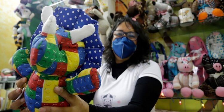 Los peluches nos invitan a tener “gestos de ternura”, pero “como adultos nos olvidamos a veces de la inocencia guardada y compasión hacia los demás” (FOTO: MIREYA NOVO/CUARTOSCURO)