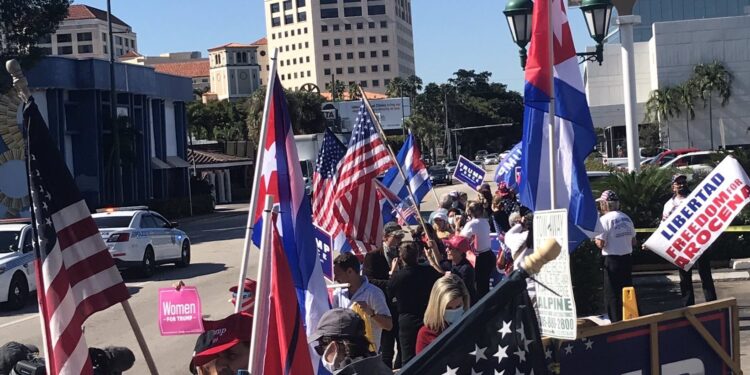 Caravana trumpista en Miami denuncia el robo de las elecciones en EE.UU.. Foto EFE.