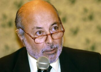 Fotografía de archivo fechada el 14 de febrero de 2005 de Juan Guzmán Tapia, juez chileno, durante una discusión abierta en la Semana de la Independencia Judicial y la Confianza en la Justica celebrada en Managua (Nicaragua). El exjuez chileno Juan Guzmán Tapia falleció este viernes a los 81 años de edad, pasando a la historia como el primer magistrado en procesar al dictador Augusto Pinochet (1973-1990) por crímenes de lesa humanidad. De extensa carrera en el Poder Judicial chileno, donde ocupó cargos en la Corte de Apelaciones de Talca y Santiago, Guzmán fue designado en 1998 para investigar a Pinochet por la llamada "Caravana de la Muerte", una serie de asesinatos ocurridos en el norte del país durante los primeros días de la dictadura. EFE/ Mario Lopez ARCHIVO