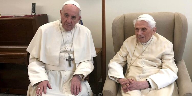 El papa Francisco y pontífice emérito, Benedicto XVI. Foto de archivo.