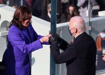 La vicepresidenta Kamala Harris celebra con el presidente Joe Biden después jurar a sus respectivos cargos durante la 59° ceremonia de inauguración presidencial de Estados Unidos hoy, en Washington (EE.UU.). Joe Biden se convirtió este miércoles en el 46° presidente de Estados Unidos en una solemne ceremonia de investidura en la que pidió apostar por la unidad para superar las múltiples crisis que atraviesa el país, y proclamó que "la democracia ha prevalecido" tras el mandato de Donald Trump. En la ceremonia frente al Capitolio también juró su cargo Kamala Harris, que hizo historia al convertirse en la primera mujer, la primera negra y la primera persona de origen asiático en ocupar la Vicepresidencia de Estados Unidos. EFE/ Tasos Katopodis POOL