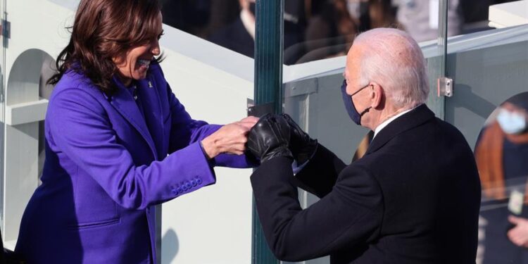 La vicepresidenta Kamala Harris celebra con el presidente Joe Biden después jurar a sus respectivos cargos durante la 59° ceremonia de inauguración presidencial de Estados Unidos hoy, en Washington (EE.UU.). Joe Biden se convirtió este miércoles en el 46° presidente de Estados Unidos en una solemne ceremonia de investidura en la que pidió apostar por la unidad para superar las múltiples crisis que atraviesa el país, y proclamó que "la democracia ha prevalecido" tras el mandato de Donald Trump. En la ceremonia frente al Capitolio también juró su cargo Kamala Harris, que hizo historia al convertirse en la primera mujer, la primera negra y la primera persona de origen asiático en ocupar la Vicepresidencia de Estados Unidos. EFE/ Tasos Katopodis POOL