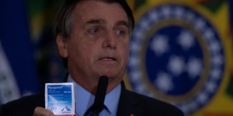 En la imagen, el presidente de Brasil, Jair Bolsonaro con una caja del medicamento hidroxicloroquina. EFE/Joédson Alves/Archivo