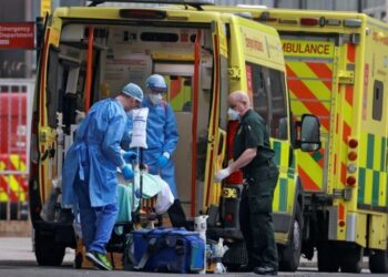 Los médicos transportan a un paciente desde una ambulancia al Royal London Hospital mientras continúa la propagación de la enfermedad por coronavirus (COVID-19) en Londres, Gran Bretaña, 1 enero 2021.
REUTERS/Hannah McKay