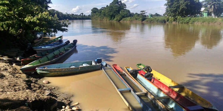 Los transportistas fluviales que trabajan en los ríos Orinoco y Caroní. Foto CCN.