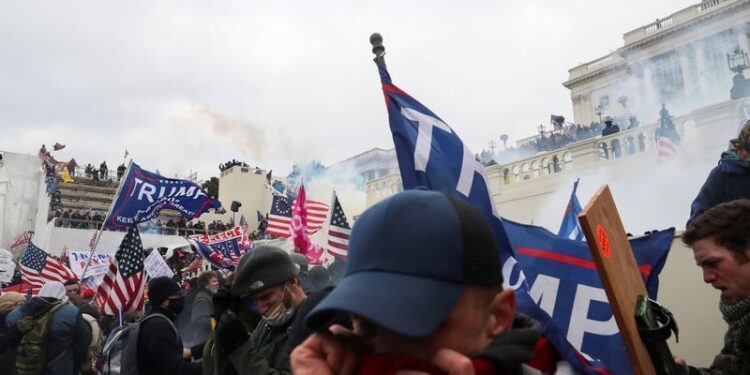 Seguidores del presidente Donald Trump se enfrentan a la policía frente al Capitolio en Washington, EEUU. 6 enero 2021. REUTERS/Leah Millis