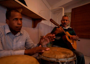 ACOMPAÑA CRÓNICA: VENEZUELA MÚSICA***AME1816. CARACAS (VENEZUELA), 27/01/2021.- Miembros de la orquesta de salsa Improvisión ensayan el 19 de enero de 2021 en el barrio José Félix Ribas, en Petare (Venezuela). Cuando amanece y el sol comienza a iluminar las calles de la favela de Petare, la más grande y peligrosa de Venezuela, el artista urbano Jorge Echenique ya lleva horas despierto repasando las letras de las canciones en las que reivindica a este barrio deprimido. Esa música, que identifica como rap y que aspira le ayude a rescatar vidas de la violencia que consume a la favela, le ha convertido en una especie de celebridad en su zona del enorme barrio caraqueño. EFE/RAYNER PEÑA R