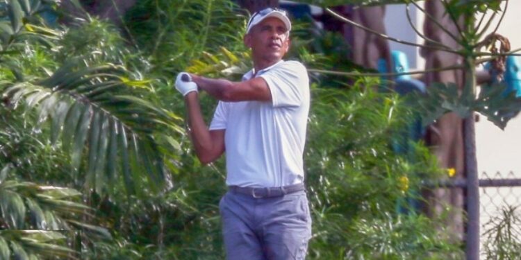 Obama en el campo de golf del Mid-Pacific Country Club en Kailua. Foto captura de video.