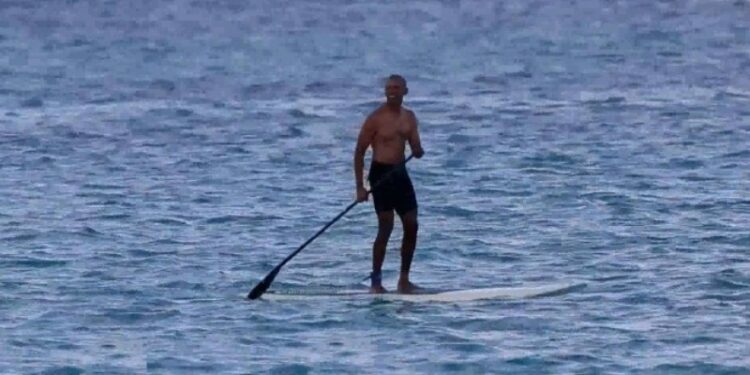 Obama haciendo paddle surf, o surf de remo, en la bahía de Kailua. Foto captura de video.