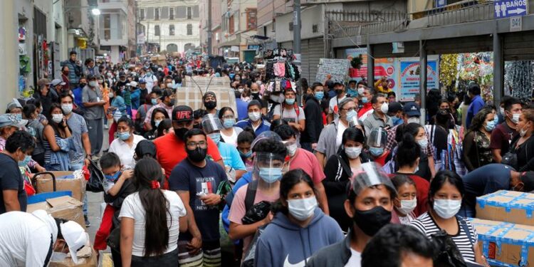 Fotografía de personas comprando en el conglomerado Mesa Redonda en Lima (Perú). EFE/ Luis Angel Gonzales Taipe/Archivo