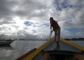 Un pescador se prepara a zarpar para participar en la búsqueda de víctimas de un naufragio en Guiria, en Venezuela, el 18 de diciembre de 2020, tras la muerte de varios migrantes que intentaban cruzar hacia Trinidad y Tobago© AFP YURI CORTEZ