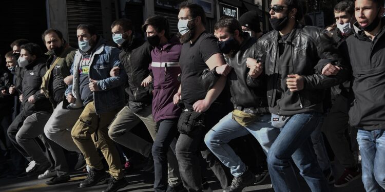 Students take part in a protest in front of the Greek Parliament in Athens on January 28, 2021, against a controversial plan to create a special police force to combat endemic violence at universities. - Some 3,000 students gathered in Athens and about 1,500 in the second city of Thessaloniki for a third straight week of protests against the police unit plan despite a recent ban on protests over 100 people to stem the spread of the coronavirus pandemic. (Photo by LOUISA GOULIAMAKI / AFP)