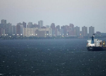 Imagen de archivo de un tanquero en aguas del Lago Maracaibo en Venezuela, mar 1, 2008. Un pico de desabastecimiento de gasolina que se produjo esta semana en algunas ciudades de Venezuela se debió en parte a un aumento de las exportaciones de la nación OPEP a países aliados y a una fuga de talento en su petrolera, revelan documentos internos de PDVSA y fuentes familiarizadas con las operaciones.  REUTERS/Jorge Silva