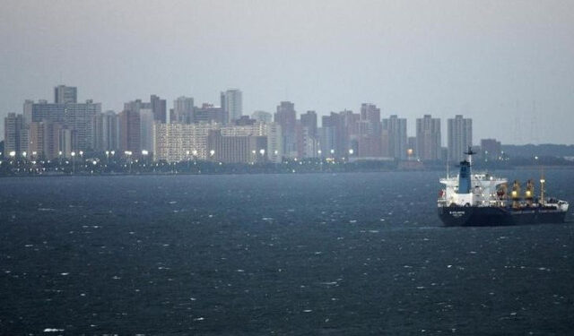 Imagen de archivo de un tanquero en aguas del Lago Maracaibo en Venezuela, mar 1, 2008. Un pico de desabastecimiento de gasolina que se produjo esta semana en algunas ciudades de Venezuela se debió en parte a un aumento de las exportaciones de la nación OPEP a países aliados y a una fuga de talento en su petrolera, revelan documentos internos de PDVSA y fuentes familiarizadas con las operaciones.  REUTERS/Jorge Silva