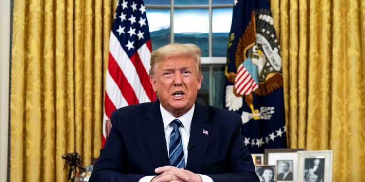 Imagen de Archivo del presidente de los Estados Unidos, Donald Trump, en el Despacho Oval en Washington, DC, EE. UU. EFE /Doug Mills /Archivo