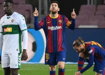 Barcelona's Argentinian forward Lionel Messi (C) celebrates after scoring a goal during the Spanish league football match between FC Barcelona and Elche CF at the Camp Nou stadium in Barcelona on February 24, 2021. (Photo by LLUIS GENE / AFP)