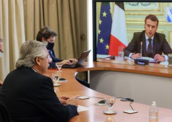 Fotografía cedida por Presidencia argentina que muestra al presidente de Argentina, Alberto Fernández, mientras se reúne en linea con su homólogo francés, Emmanuel Macron, hoy, en los Olivos (Argentina). Los presidentes argentino y francés, Alberto Fernández y Emmanuel Macron, respectivamente, coincidieron este viernes en la necesidad de aumentar la producción de vacunas contra la covid-19 y considerarlas un "bien universal sin propiedad intelectual" para garantizar su acceso a los países en desarrollo. EFE/ Esteban Collazo