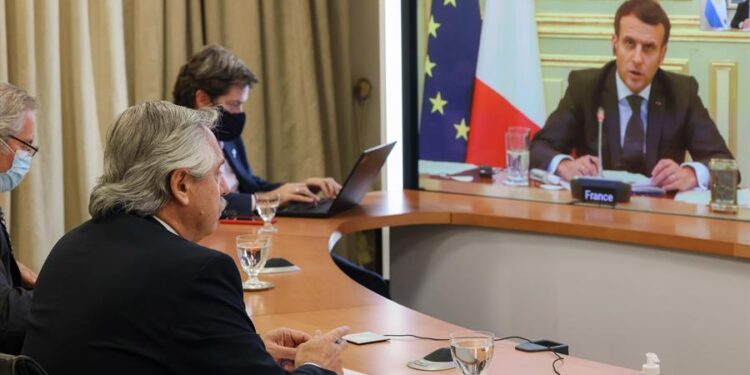 Fotografía cedida por Presidencia argentina que muestra al presidente de Argentina, Alberto Fernández, mientras se reúne en linea con su homólogo francés, Emmanuel Macron, hoy, en los Olivos (Argentina). Los presidentes argentino y francés, Alberto Fernández y Emmanuel Macron, respectivamente, coincidieron este viernes en la necesidad de aumentar la producción de vacunas contra la covid-19 y considerarlas un "bien universal sin propiedad intelectual" para garantizar su acceso a los países en desarrollo. EFE/ Esteban Collazo