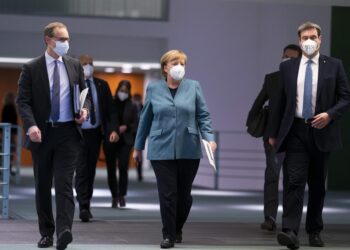 La canciller Angela Merkel mantuvo el lunes una reunión con los líderes regionales y las farmacéuticas del país implicadas en la producción de vacunas. EFE/EPA/HENNING SCHACHT