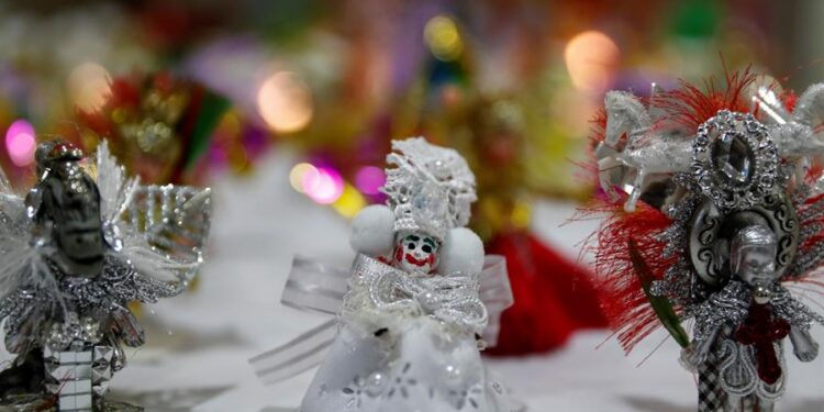 Fotografía de las decenas de muñecos en miniatura que sustituyen a los "foliones" de la escuela de Samba de Maqueta Mocidade do Itaim Paulista, el 12 de febrero de 2021, en Sao Paulo (Brasil). Plumas, lentejuelas, carrozas y mucho brillo son algunos artículos esenciales del Carnaval que llena cada año las calles de Brasil. Pero en plena pandemia de la covid-19, en 2021 solo podrán desfilar y lucir sus disfraces las esculturas que integran la Unión de las Escuelas de Samba de Maqueta. Este grupo reproduce cada año los coloridos e imponentes desfiles que se adueñan de los sambódromos brasileños, aunque, eso sí, en una escala bastante más reducida. EFE/ Sebastiao Moreira