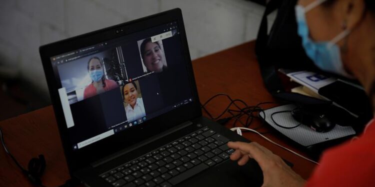 Ana Rodríguez imparte clases de manera virtual desde un aula del centro escolar "Francisco Morazán" hoy, en San Salvador (El Salvador). El año escolar en el sector público comenzó este lunes en El Salvador y continuará en la modalidad virtual, medida que fue adoptada en marzo del año pasado por la pandemia del coronavirus. EFE/ Rodrigo Sura