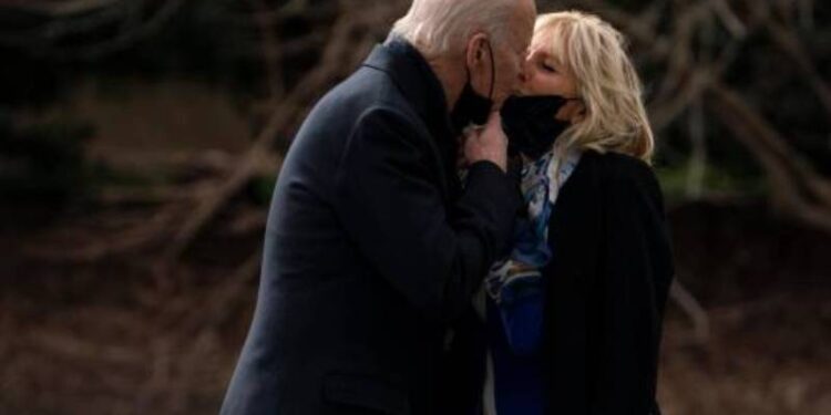 El presidente Joe Biden besa a la primera dama Jill Biden. Foto AP Evan Vucci.