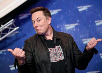 SpaceX owner and Tesla CEO Elon Musk poses as he arrives on the red carpet for the Axel Springer Awards ceremony, in Berlin, on December 1, 2020. (Photo by Britta Pedersen / POOL / AFP) (Photo by BRITTA PEDERSEN/POOL/AFP via Getty Images)