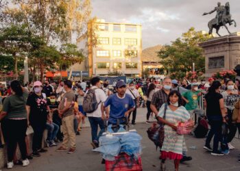 Vista del centro de San Salvador. El presidente y candidato de El Salvador, Nayib Bukele, destacó el pasado 15 de septiembre del 2020 la reducción “drástica” de los homicidios en el país centroamericano, ha destacado en su campaña por la presidencia que su gobierno va “en el camino de la seguridad”, pero la fiscalía investiga  una presunta negociación con una pandilla para disminuir la violencia.